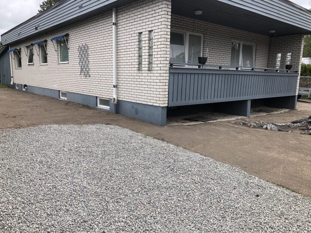 Återställd tomt efter genomförd dränering vid villa i Lilla Edet.