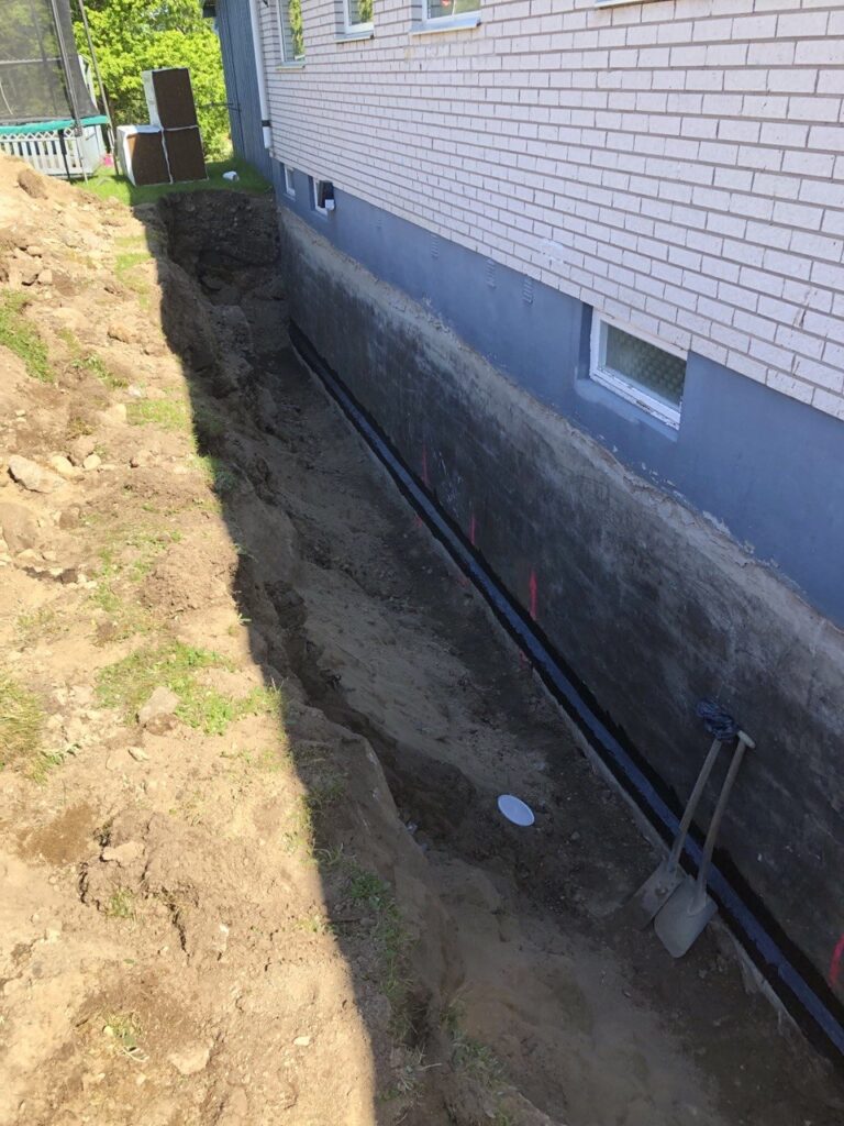 Husgrund rengjord vid dränering i Lilla Edet.