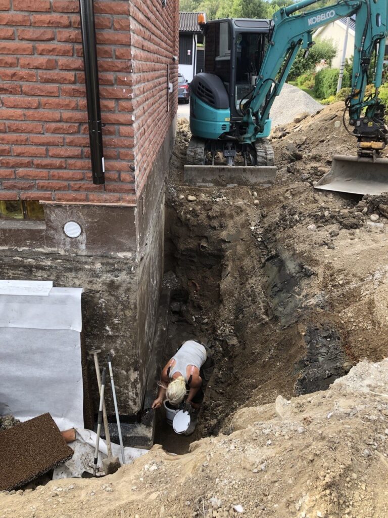 Schaktarbete vid husgrund under dräneringsprojekt i Stenungsund.