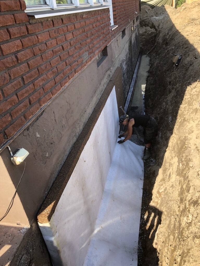 Montering av dräneringsskiva och skyddsduk vid husgrund i Stenungsund.