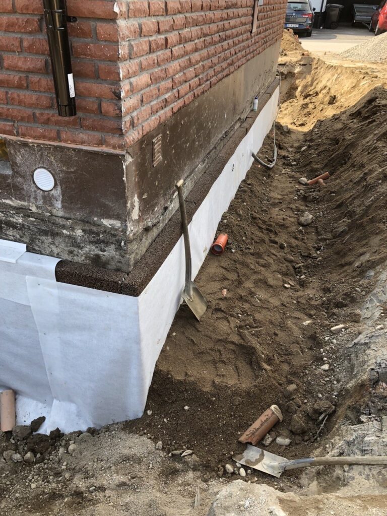 Installation av dagvattenrör vid dräneringsarbete i Stenungsund.