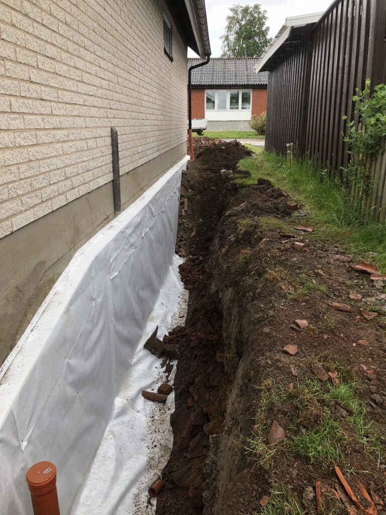 Återfyllning och återställning efter dräneringsarbete i Vänersborg.