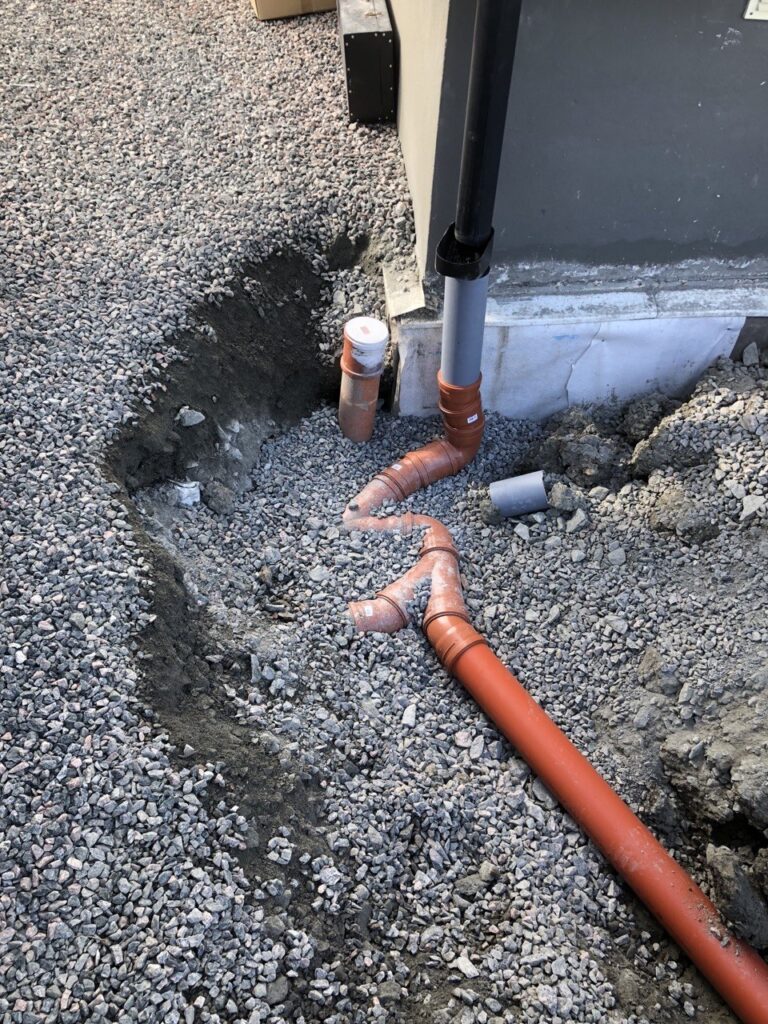 Ledningsdragning och anpassning av vattenhantering runt fastighet i Nödinge.