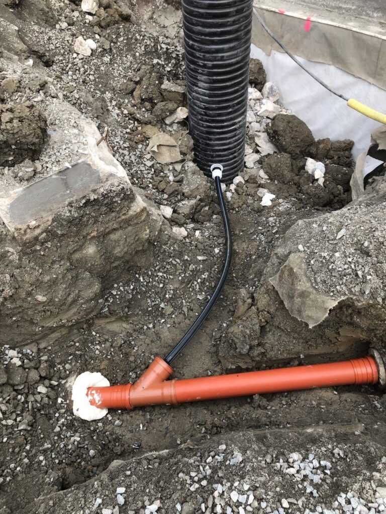 Kopplad pumpbrunn med anslutna ledningar i Nödinge.