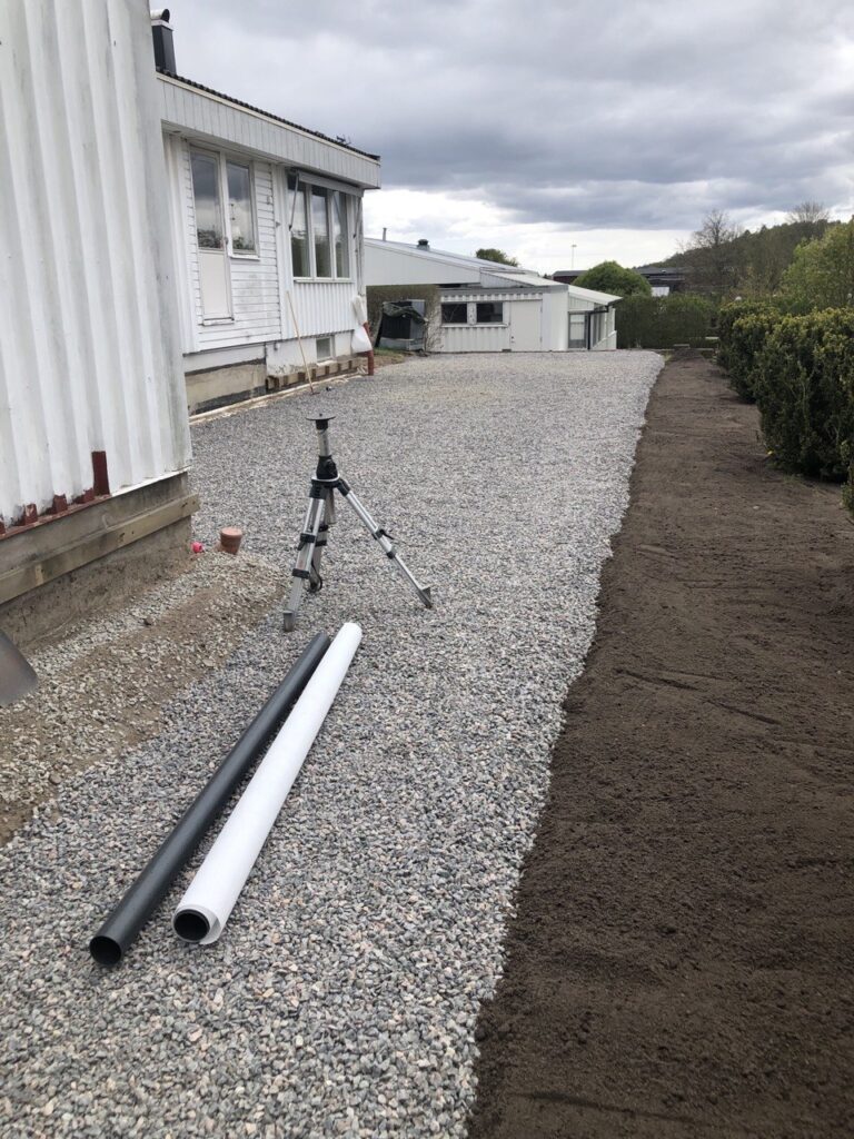 Återställd tomt med ny grusbädd efter avslutat dräneringsarbete i Stenungsund.