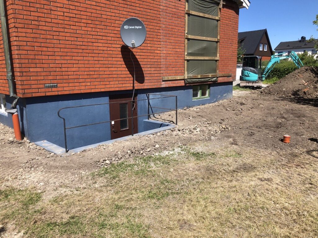 Återställd mark efter slutfört dräneringsarbete vid villa i Vänersborg.