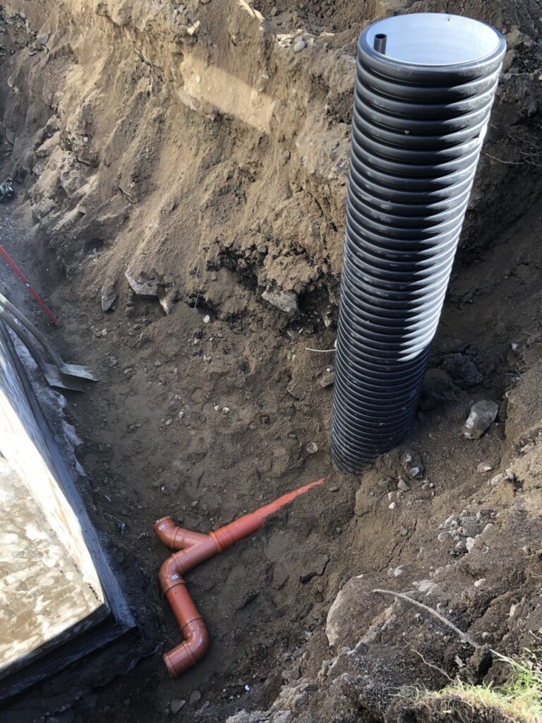 Pumpbrunn installeras som en del av fastighetens dräneringssystem.