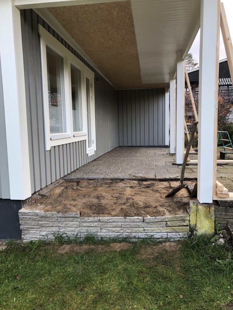 Påbörjad schaktning under täckt uteplats inför dränering av husgrunden.